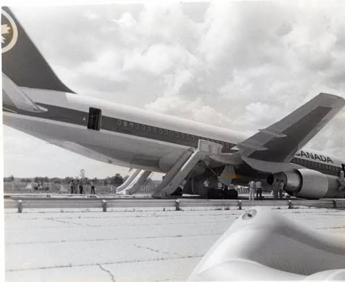 Air Canada Flight 143 (C-GAUN) after emergency landing at Gimli Industrial Park Airport, Manitoba, 23 July 1983 — the aircraft glided 17 minutes without engine power after running out of fuel at 41,000 feet